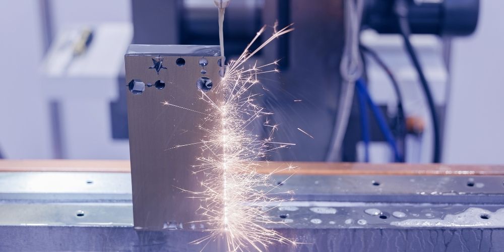 放電加工是什麼？從原理、流程到產線選擇關鍵一次看！